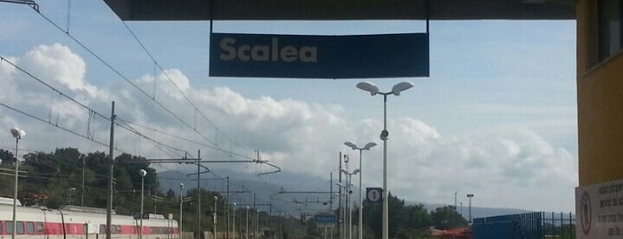 Stazione Scalea is one of Tempat yang Disukai Daniele.