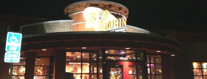 Red Robin Gourmet Burgers and Brews is one of Tempat yang Disukai Topher.