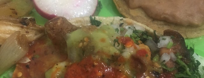 Tacos Pepe is one of สถานที่ที่ Carlos ถูกใจ.