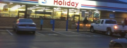 Holiday Station Store is one of Tempat yang Disukai Harry.