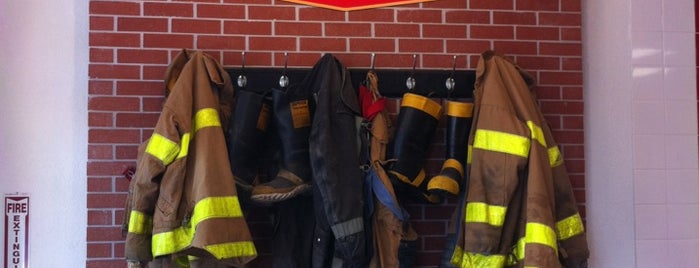 Firehouse Subs is one of Lugares favoritos de David.