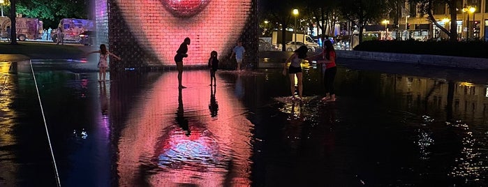 Crown Fountain is one of Nikkia Jさんの保存済みスポット.