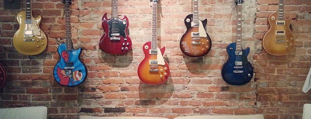 Gibson Guitar Showroom DC is one of Sneakshot'un Beğendiği Mekanlar.