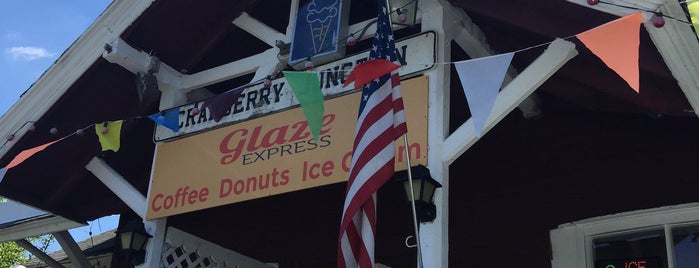 Glaze Donuts Express is one of Tempat yang Disukai Ken.