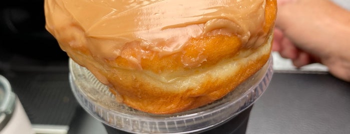 Glaze Donuts is one of Locais curtidos por DJ.