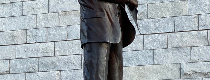 Tom Landry Statue is one of Statues.