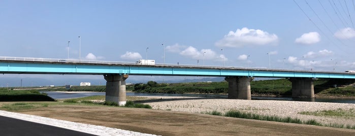 鏡島大橋 is one of 長良川"ワイルドだぜぇ〜"探訪ウォーキング.