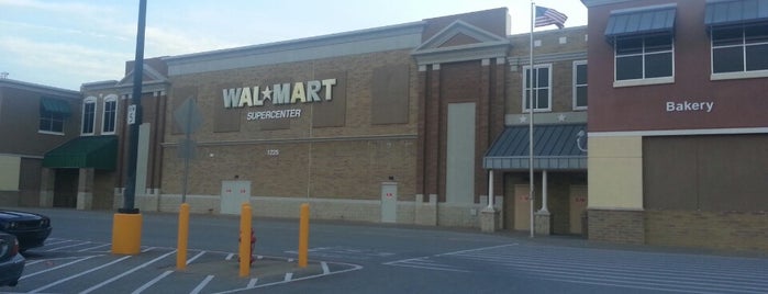 Walmart Supercenter is one of Tempat yang Disukai Henoc.