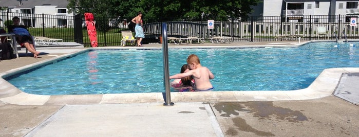 Twin lakes pool is one of Nicholas'ın Beğendiği Mekanlar.