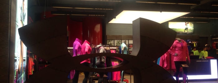 Under Armour Santa Fe is one of Tempat yang Disukai Sandra.