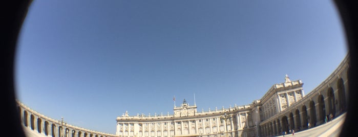 Palais royal de Madrid is one of Lieux qui ont plu à Priscilla.