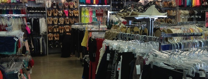 Jeans Warehouse - Kapolei is one of สถานที่ที่บันทึกไว้ของ Kimmie.