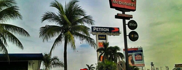 Petron Travel Plaza is one of สถานที่ที่ Shank ถูกใจ.