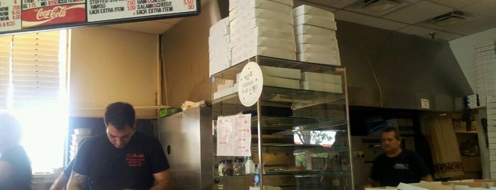 Antonio's Pizzaria is one of Ameer's Saved Places.
