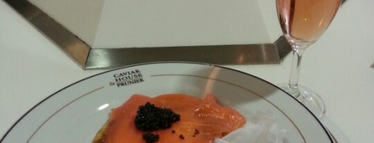 Caviar House & Prunier is one of Locais curtidos por Mitchell.