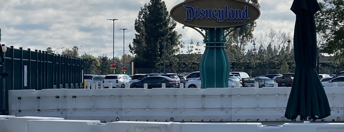 Disneyland Resort is one of Tempat yang Disukai Ryan.