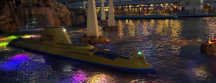 Finding Nemo Submarine Voyage is one of Disneyland Rides.