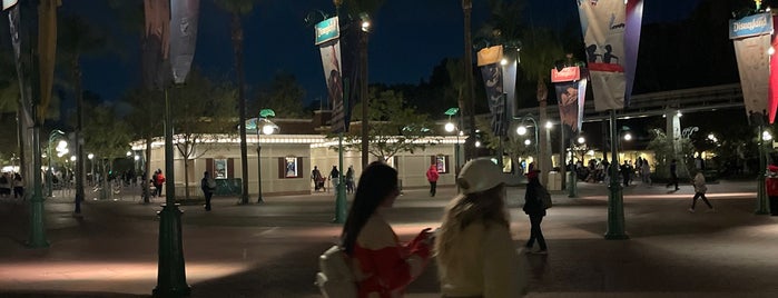 Esplanade & Ticket Booths is one of Les’s Liked Places.