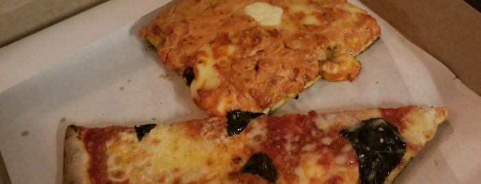 Artichoke Basille's Pizza is one of Lugares favoritos de Crystal.