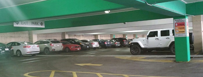 Parking Garage is one of Tempat yang Disukai Michael.
