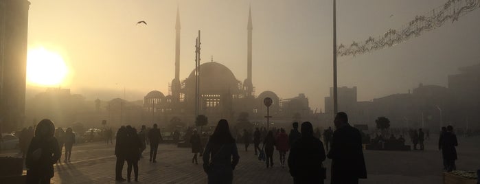 Taksim is one of Tempat yang Disukai R. Gizem.