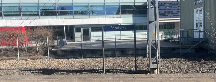 Sandvika stasjon is one of Toget.