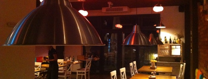 Pizza@Kavica Duksa is one of Tempat yang Disukai Roni.
