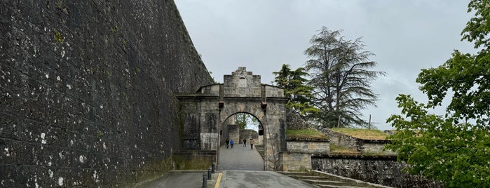 Portal de Francia o de Zumalacárregui is one of Pamplona.