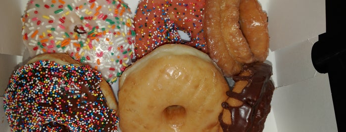 Combo Donut is one of Tempat yang Disukai Jose.