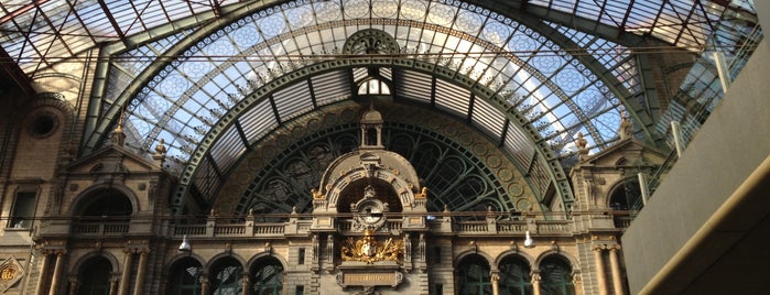 Bahnhof Antwerpen-Centraal is one of Orte, die Guillermo A. gefallen.