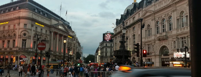Piccadilly Circus is one of Lugares favoritos de Aylinche.