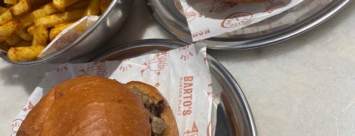 Barto’s Burger is one of Aylinche : понравившиеся места.