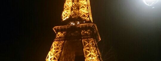 Eiffelturm is one of Orte, die Aylinche gefallen.