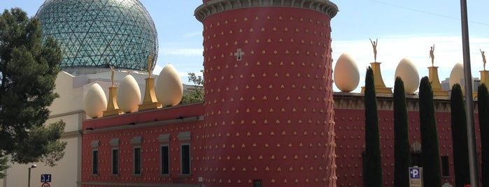 Teatre-Museu Salvador Dalí is one of Girona.