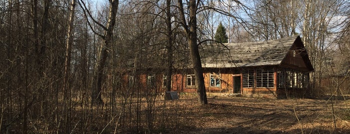 Бывший пионерский лагерь «Ясная горка» is one of Gespeicherte Orte von Kevin.