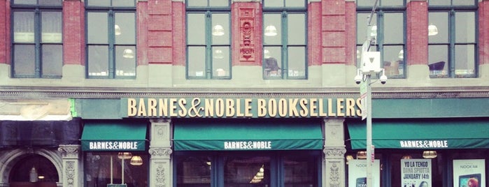 Barnes & Noble is one of Lugares favoritos de Serena.