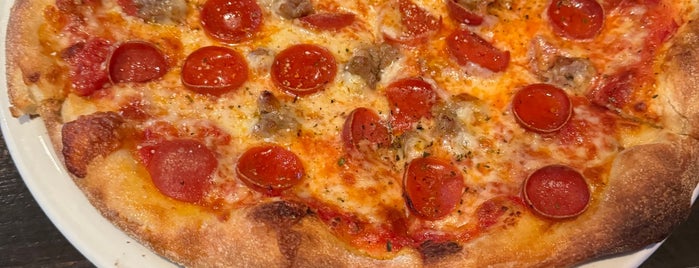 Pizza Rock is one of Lugares favoritos de Billy.
