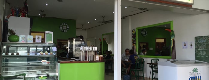 Jungle Cafe is one of Tempat yang Disukai Tom.