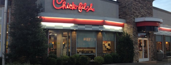 Chick-fil-A is one of Locais curtidos por Charley.