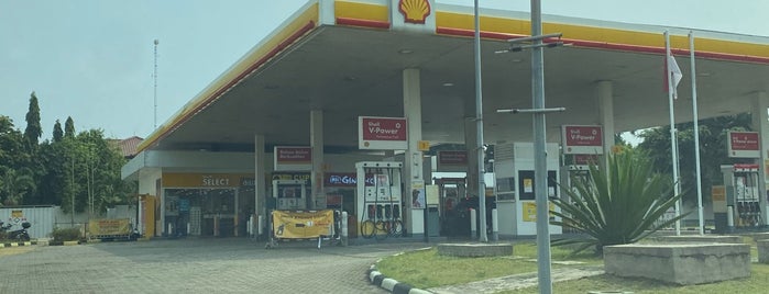 Shell Gas Station is one of Locais curtidos por Vaji.