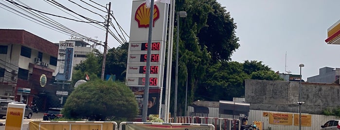 Shell Gas Station Cikini is one of Lieux qui ont plu à Gary.