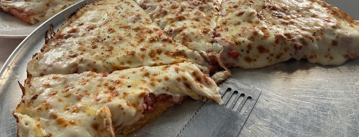 Marakas Pizza is one of Locais curtidos por Val.