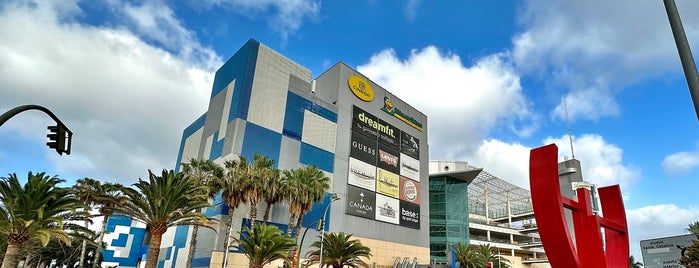 Centro Comercial El Muelle is one of Favoritos.