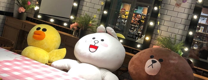 LINE Friends Café & Store is one of Paola'nın Beğendiği Mekanlar.