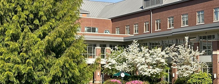 University of Oregon School of Law is one of Knowledge's spot.