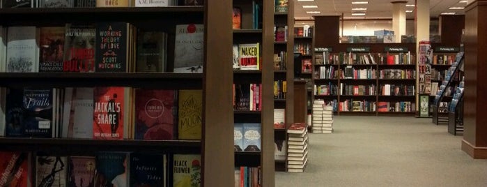 Barnes & Noble is one of Locais curtidos por Robin.