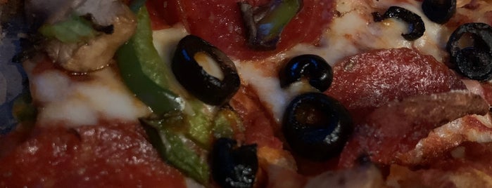 Domino's Pizza is one of สถานที่ที่ Nick 🍾 ถูกใจ.