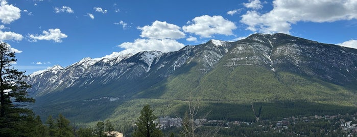 Tunnel Mountain Summit is one of Alberta & British Columbia / Kanada.
