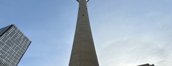 Calgary Tower is one of Ameer'in Beğendiği Mekanlar.