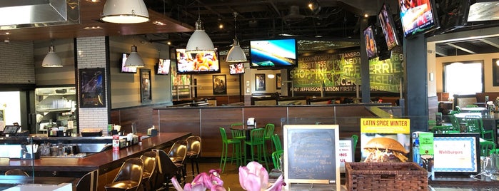 Wahlburgers is one of Tempat yang Disukai Sofia.